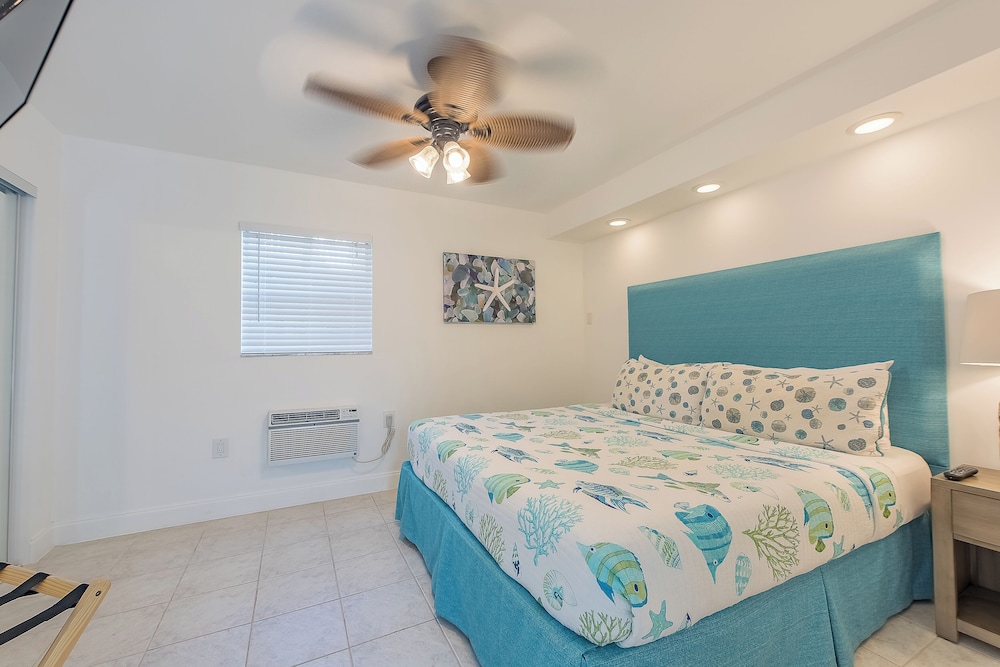 Deluxe Room, 1 Queen Bed, Non Smoking, Kitchenette photo 2