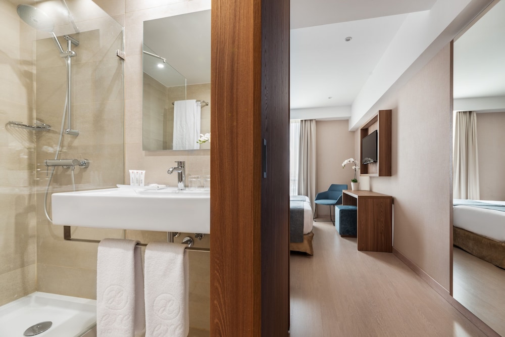 Double Room (with Sofa Bed) - Photo 4