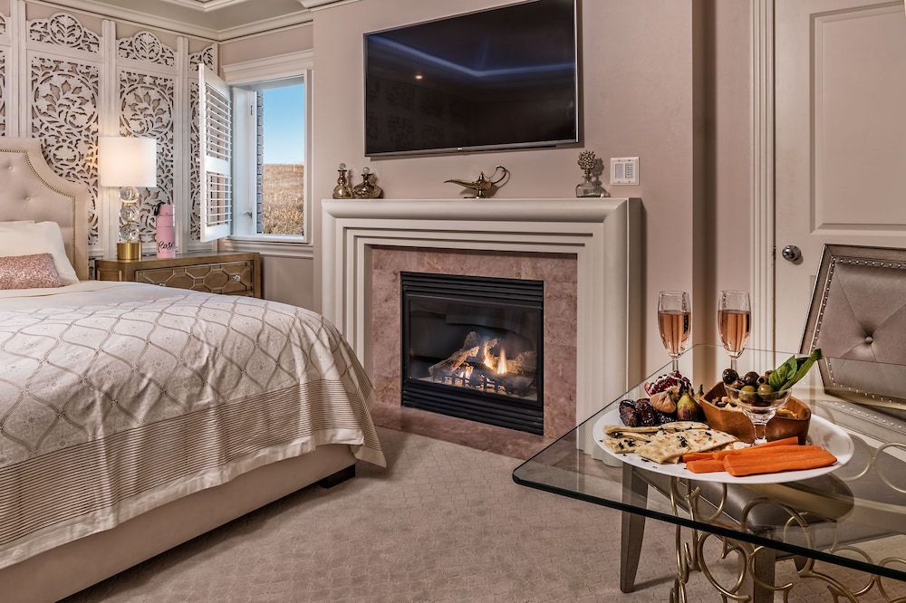 Luxury Suite, 1 King Bed, Jetted Tub, Courtyard View (Dubai Decor) photo 3