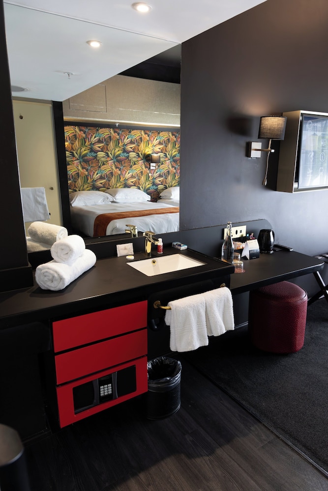 Standard Room (Queen) - Photo 6