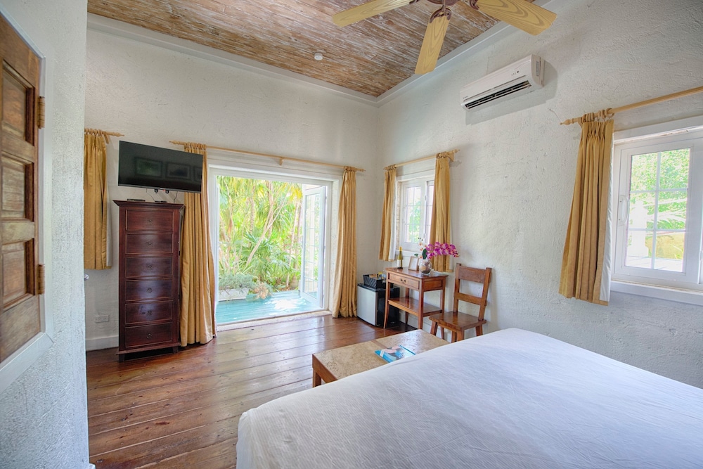 Deluxe Room, 1 King Bed, Garden View photo 2
