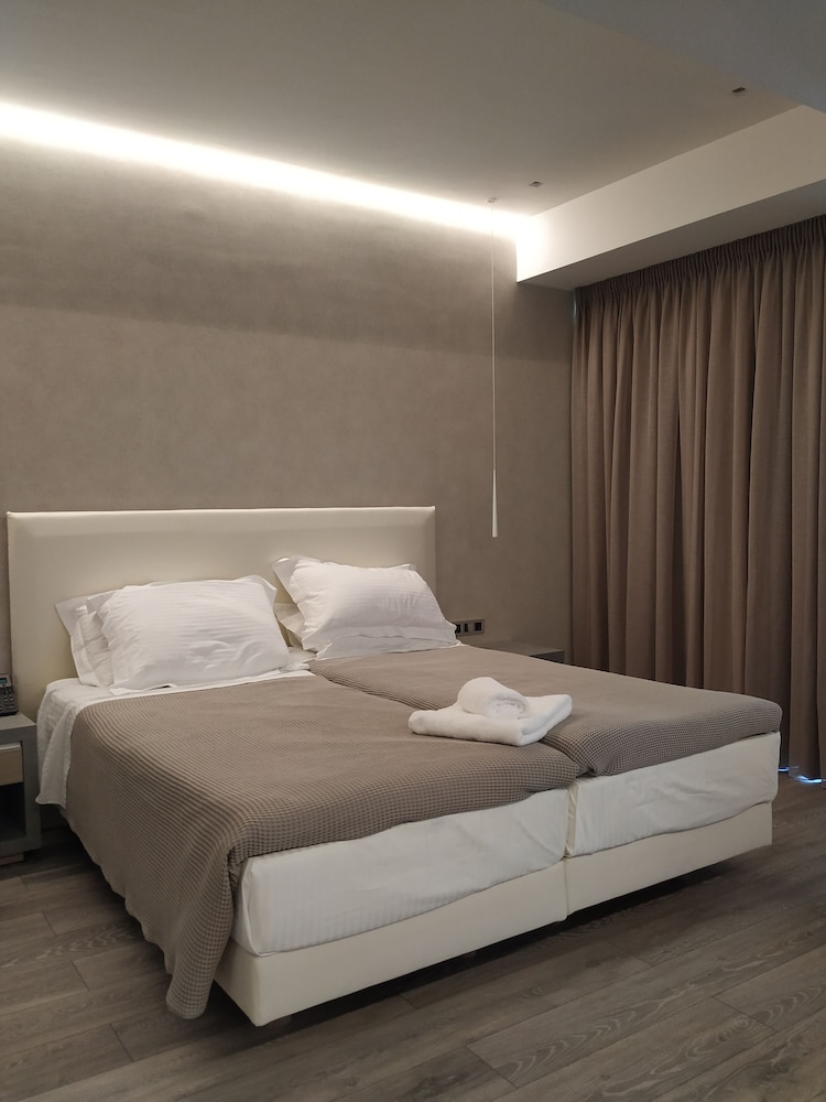 Deluxe Twin Room, Accessible - Photo 1