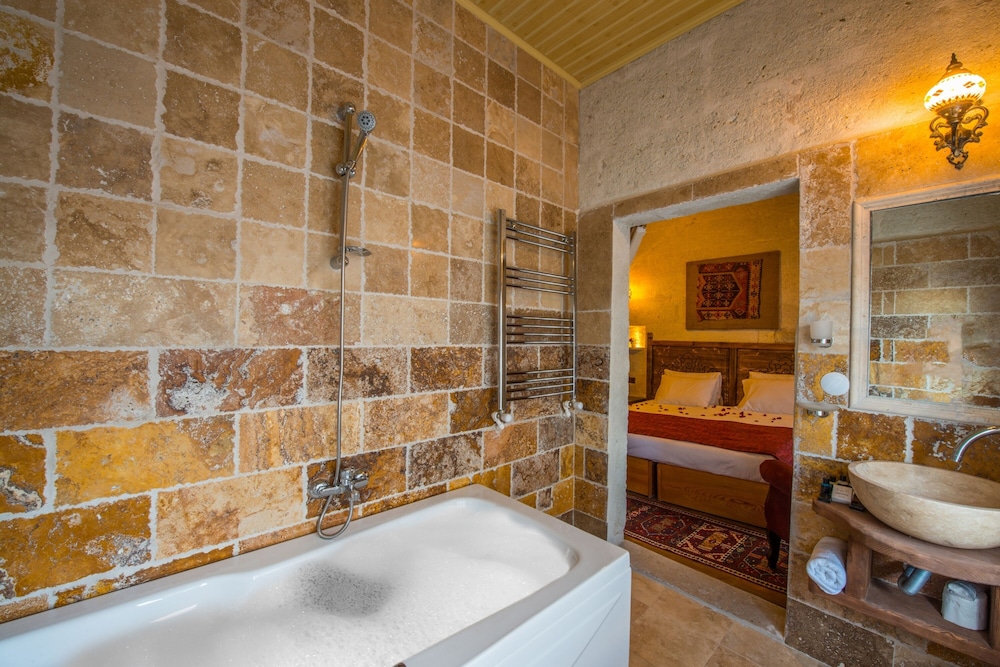 Deluxe Room with Jacuzzi photo 3