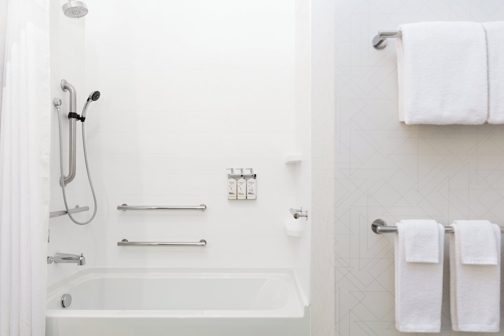 Standard Room, 1 King Bed, Accessible Bathtub (Communications) - Photo 5