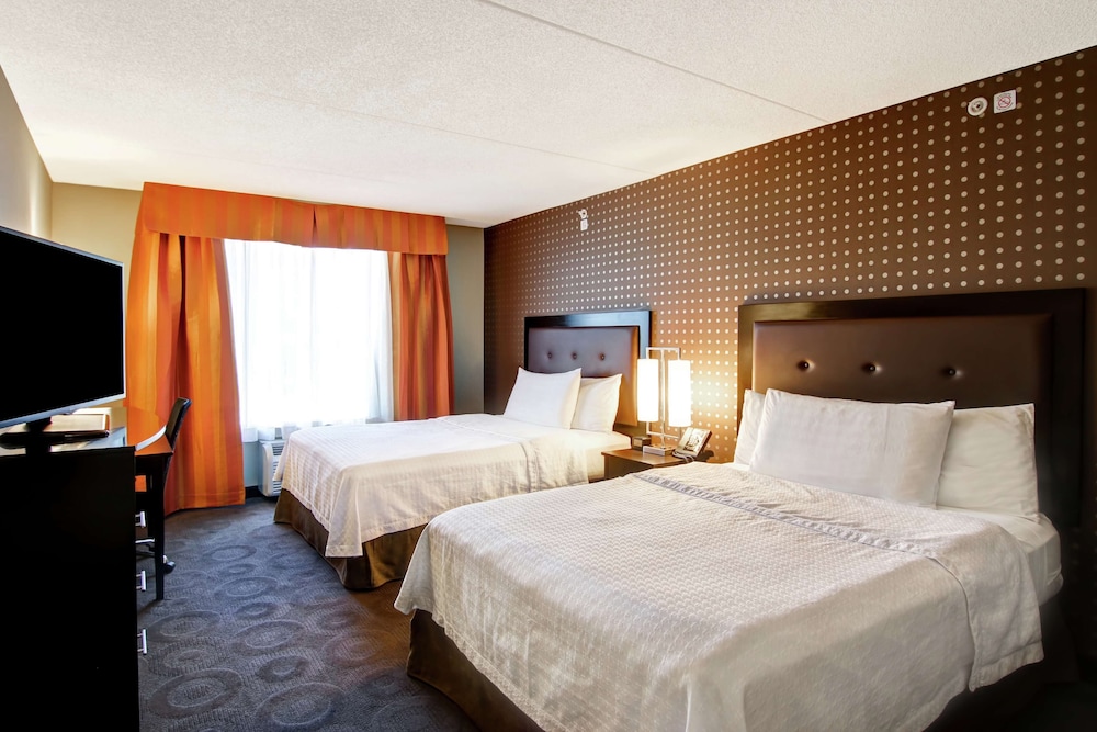 Suite, 2 Queen Beds, Accessible, Bathtub