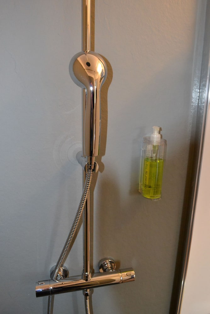 Standard Room, 1 Bedroom, Private Bathroom - Photo 6
