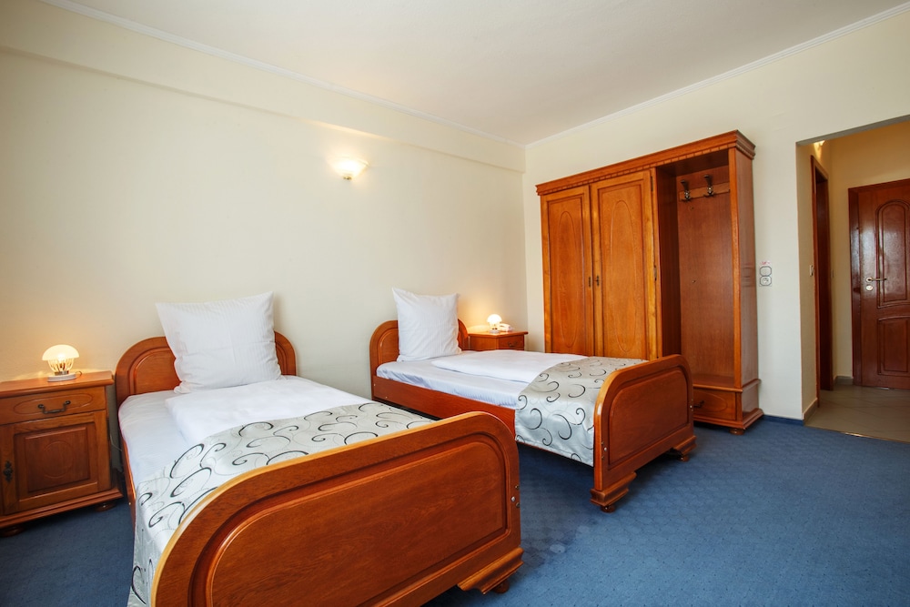 Standard Twin Room, Multiple Beds photo 2