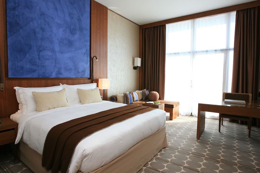Deluxe Room, 1 King Bed (Plaza View) photo 3