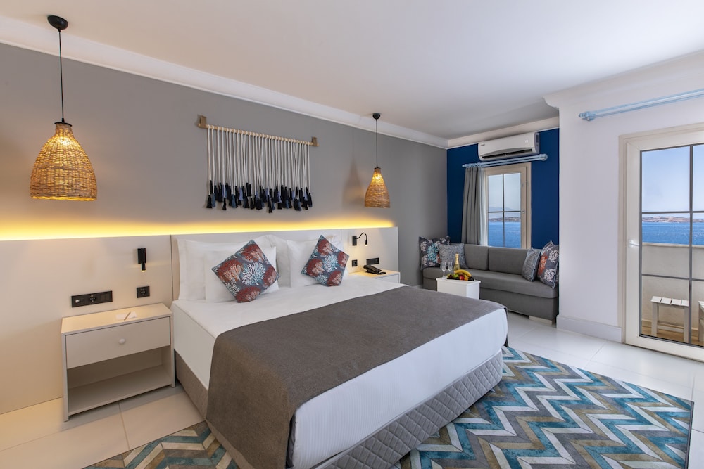 Premium Room, Multiple Beds, Sea View - Photo 7