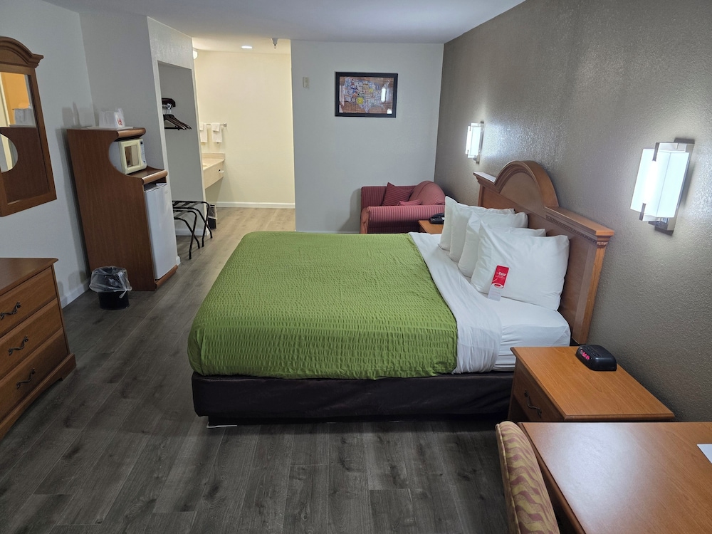 Room, 1 King Bed, Non Smoking - Photo 4
