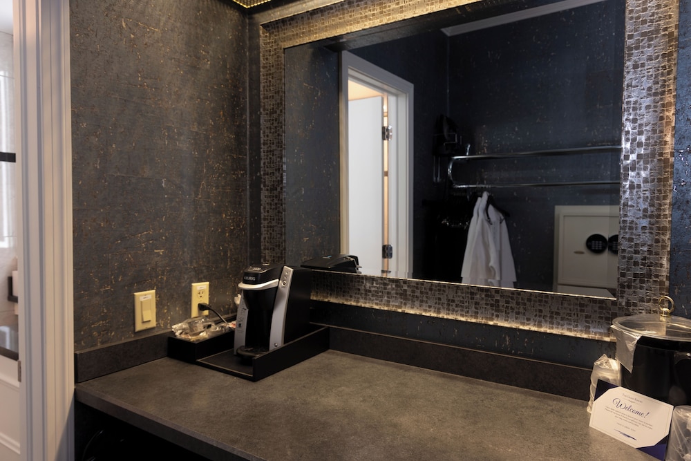 Luxury Room, 1 Queen Bed (Veranda)