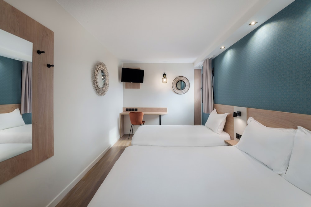 Superior Room (1 Double bed and 1 Single bed) - Photo 5