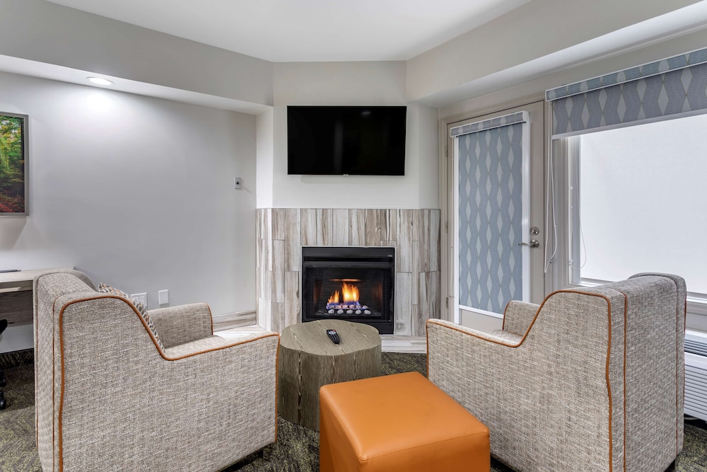 Suite, 1 King Bed, Non Smoking, Jetted Tub photo 1