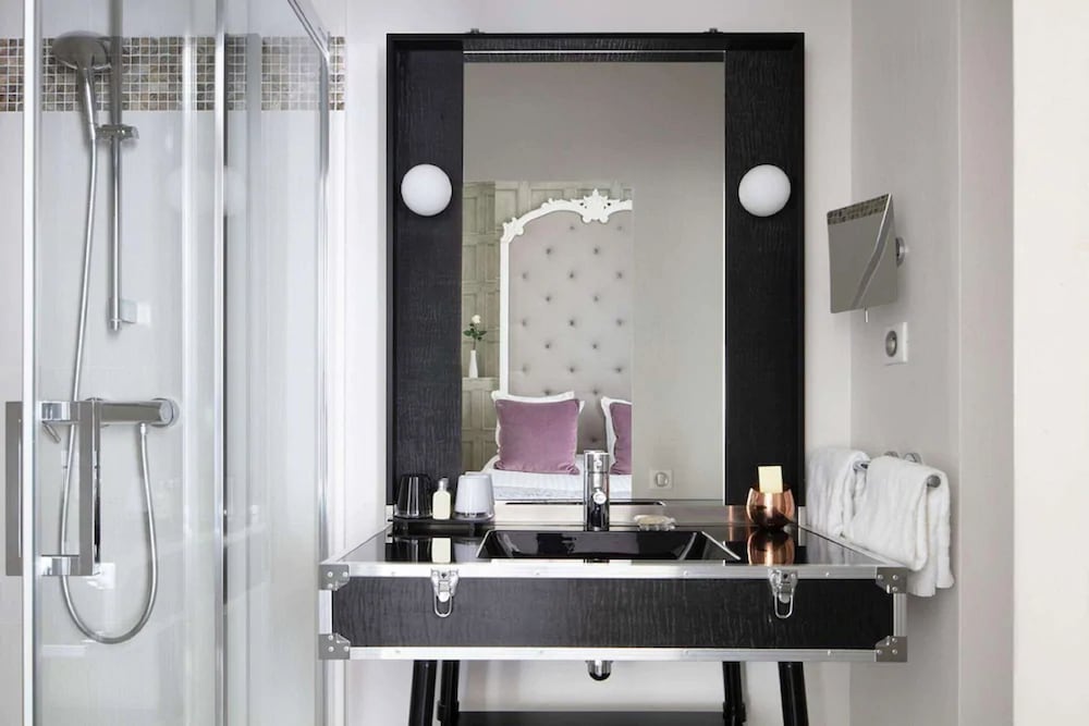Standard Single room - Complimentary soft minibar, Chromecast - Snacks, digital press, fitness photo 2