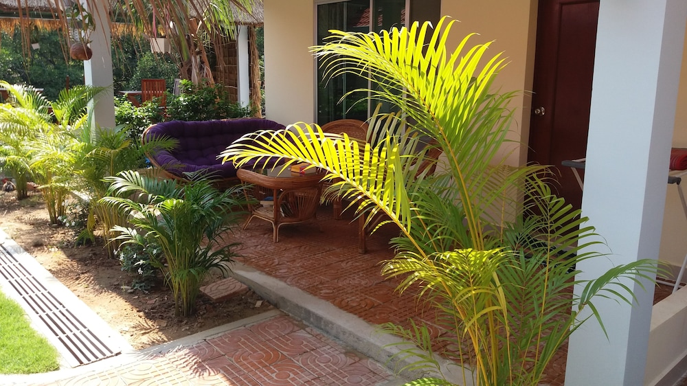 Deluxe Double Room, 1 King Bed, River View, Garden Area photo 3