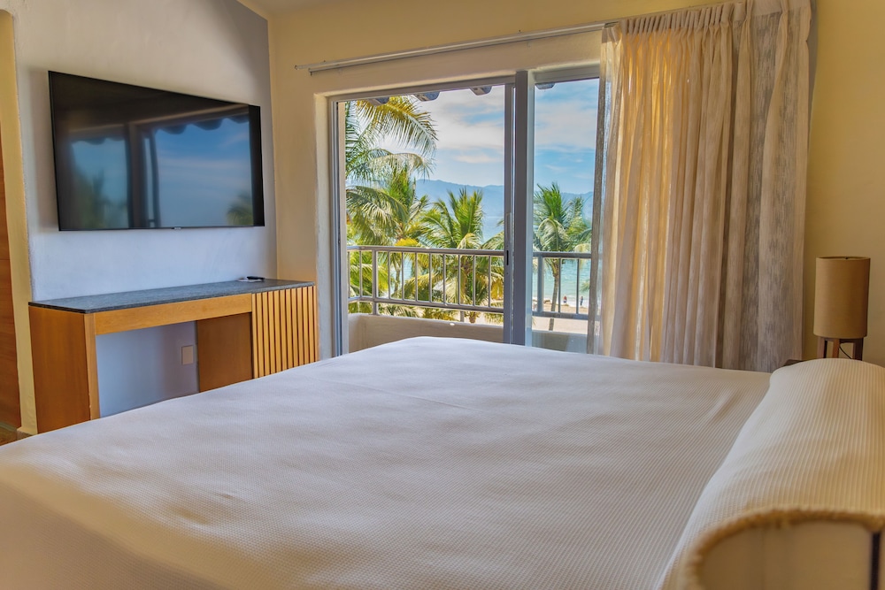Deluxe Partial Bay View - Photo 1