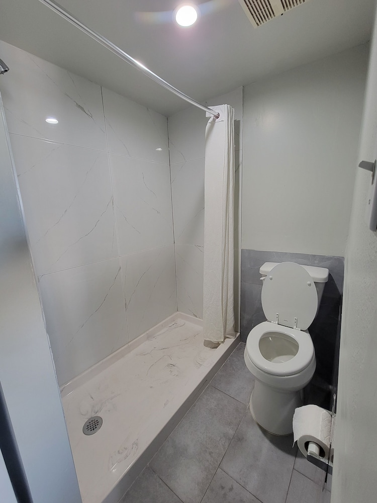 Standard Single Room, 1 Queen Bed - Photo 11