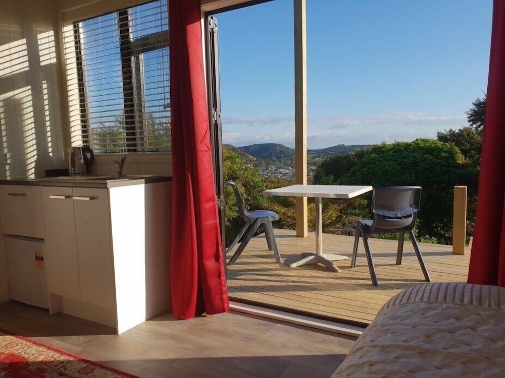 Bungalow Set In 10 Acres Of Native Bush photo 1