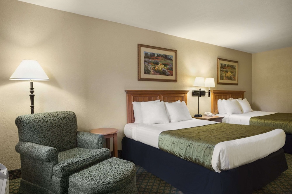 Standard Room, 2 Queen Beds, Smoking - Photo 2