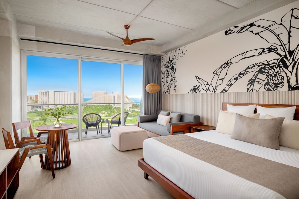 Vantage Club Jr Suite Golf & Ocean View King Bed