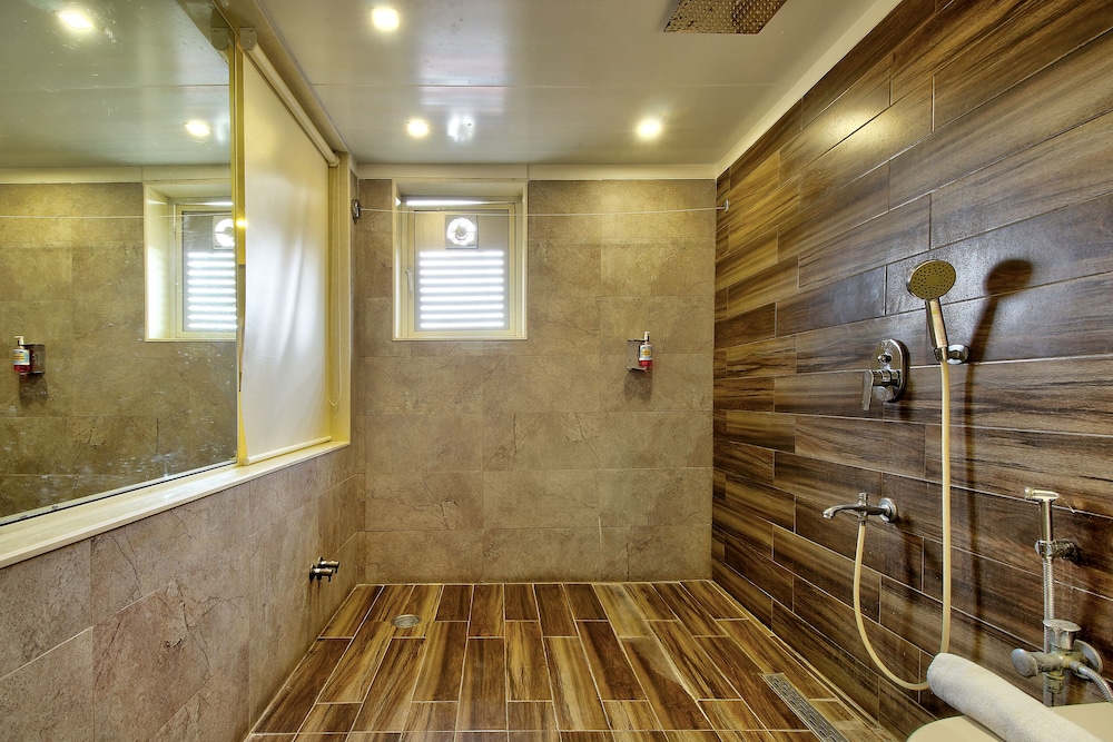 Suite - Photo 12