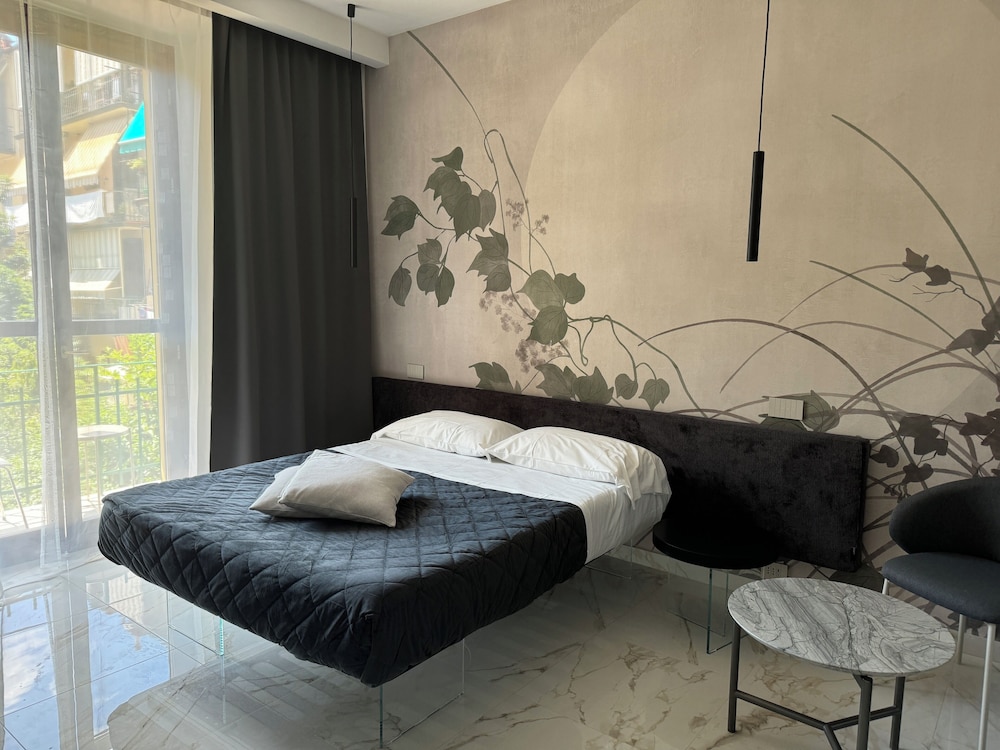 Luxury Suite, 1 King Bed, Hot Tub, Garden View photo 3