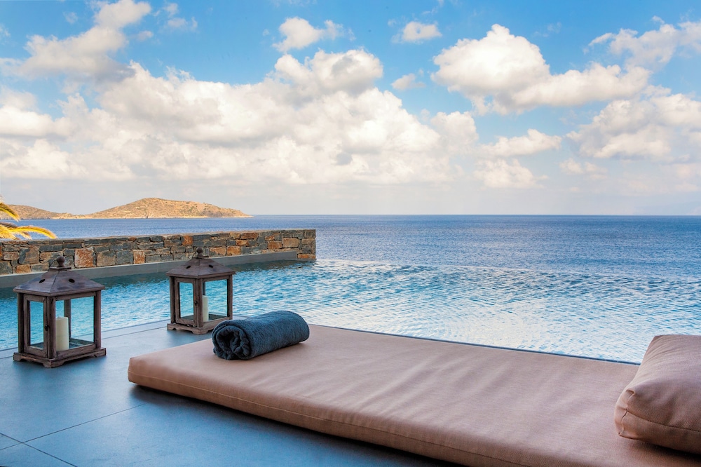 Deep Blue Bungalow Suite with Private Pool, Waterfront thumbnail 5