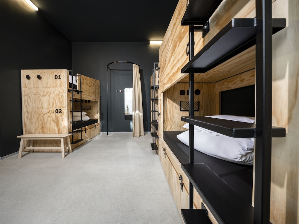 Room, Men only, Private Bathroom (8 persons)