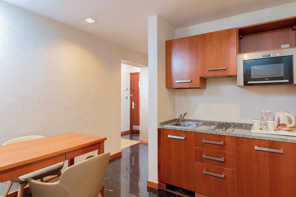 Suite, 1 Bedroom, Club Lounge Access, Pool View (Smoking)