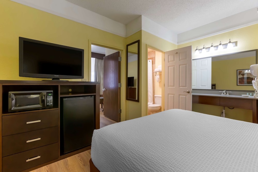 Suite, 1 Queen Bed, Non Smoking - Photo 4