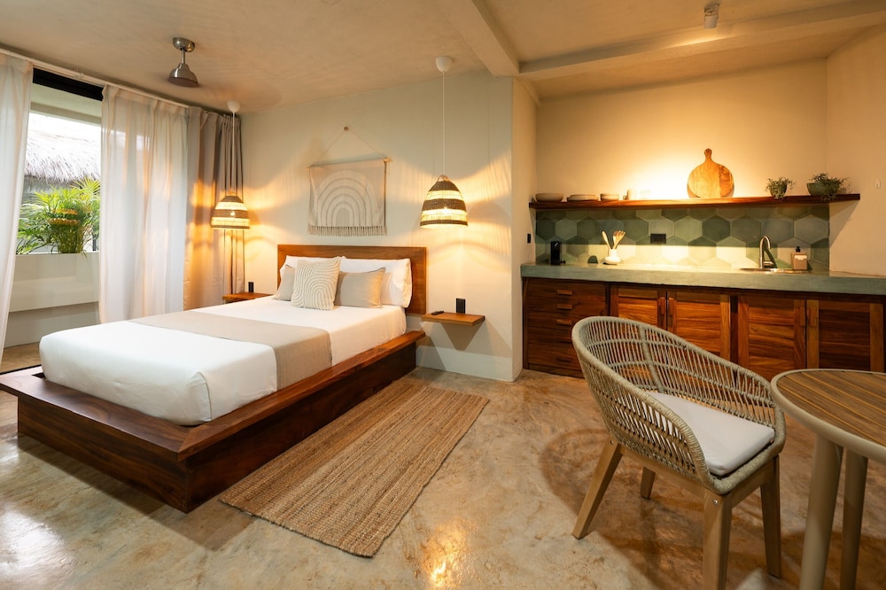 Comfort Single Room, 1 Queen Bed, Balcony