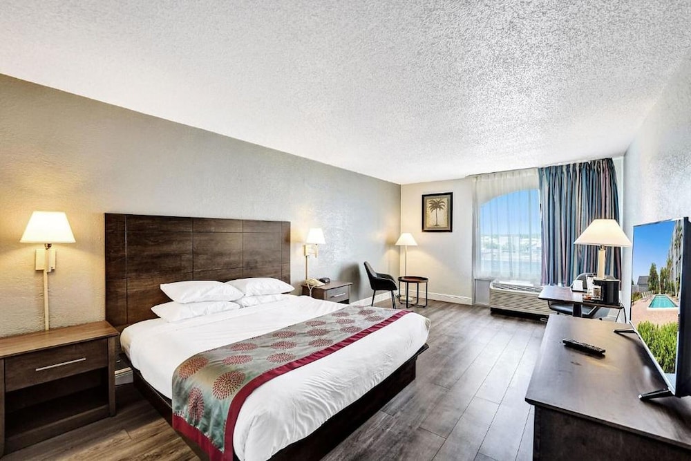 Upper Floor with 1 King Bed photo 1