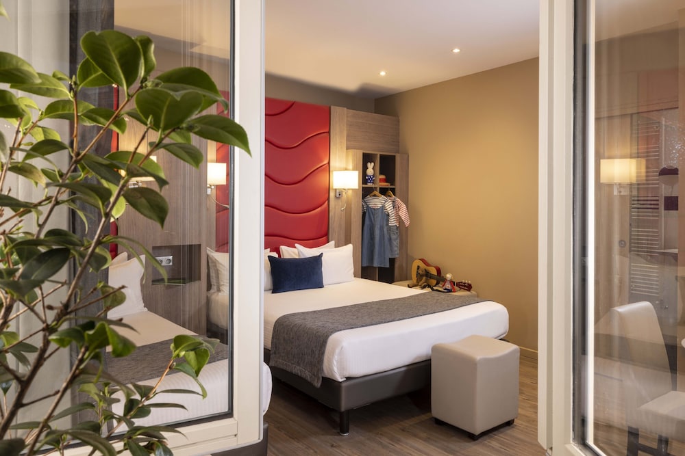 Communicating Rooms