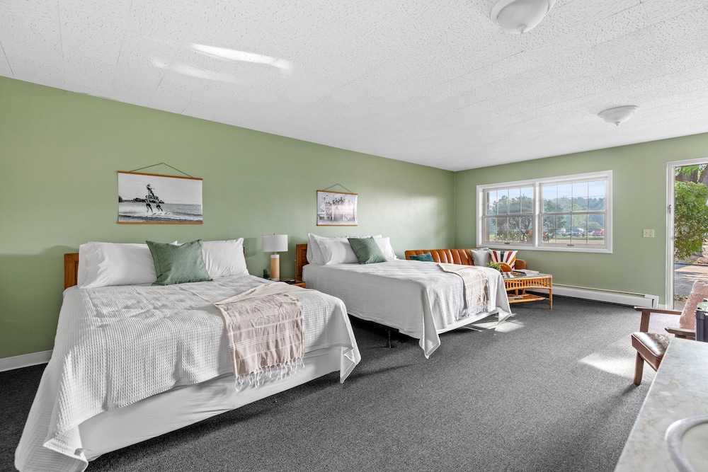 Family Studio Suite, 2 Queen Beds, Kitchenette photo 3