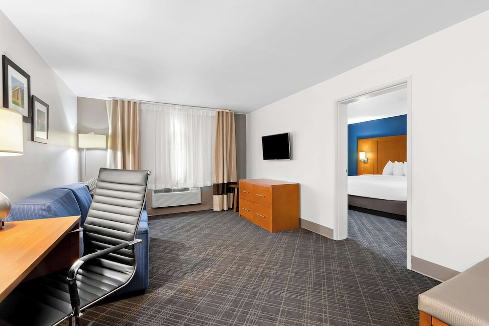 Suite, 1 King Bed - Photo 2