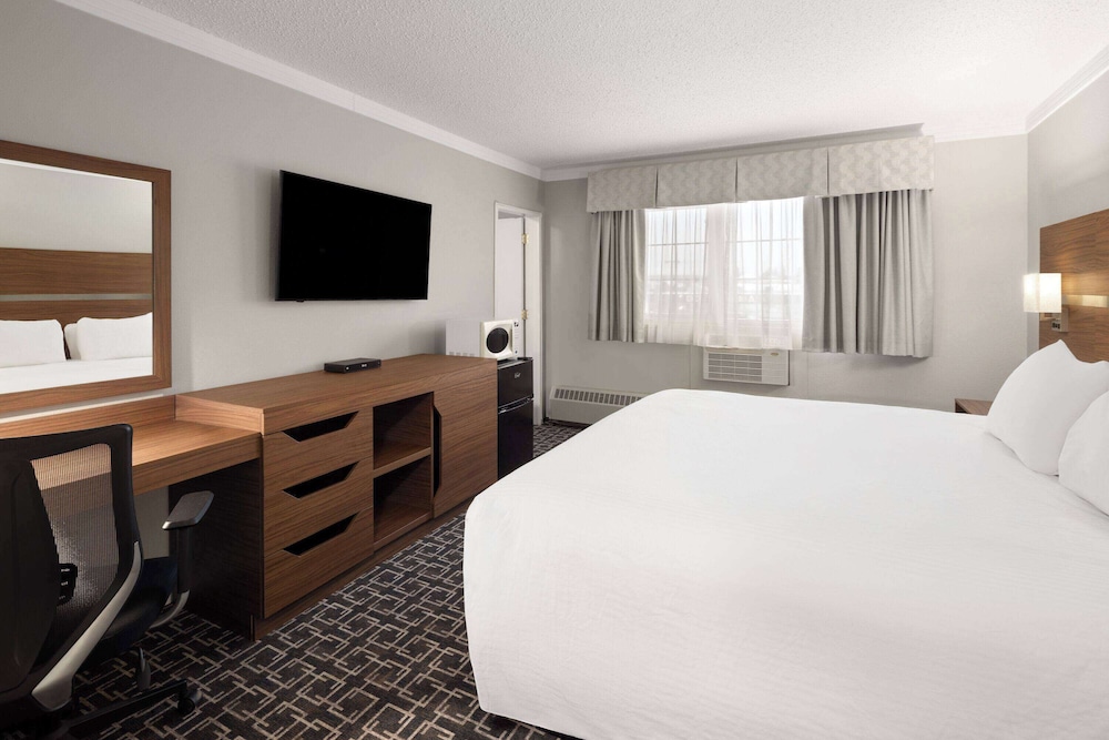 Room, Non Smoking (1 King & 1 Queen Bed) - Photo 3