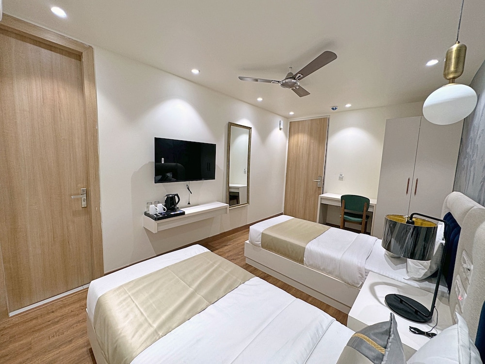 Standard Double or Twin Room, No Windows - Photo 14