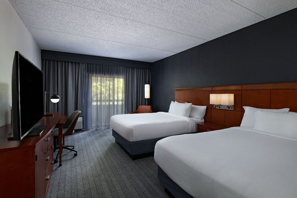 Deluxe Room, 2 Queen Beds, Courtyard View - Photo 1