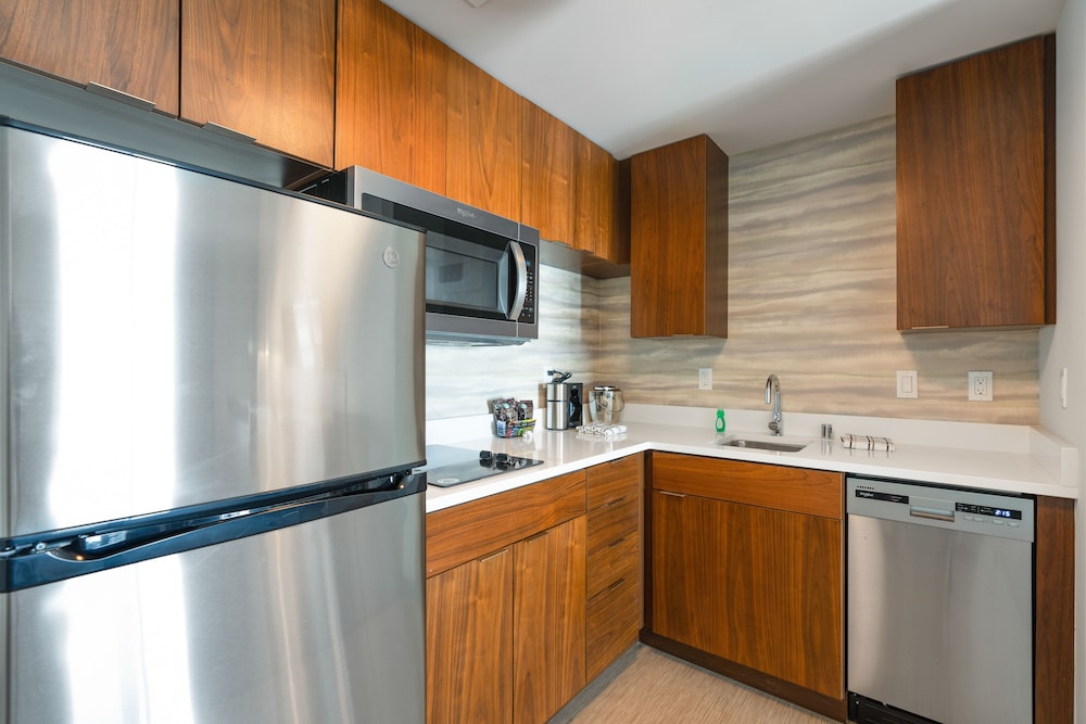 Suite, 1 Bedroom, Balcony - Photo 3