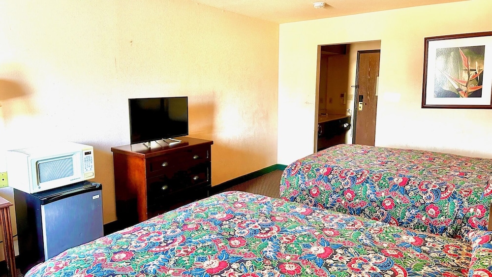 Standard Room, 2 Queen Beds, Smoking photo 3