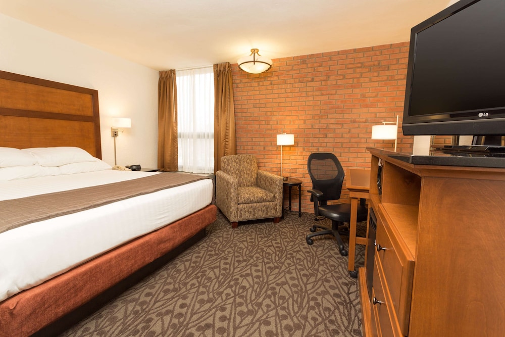 Suite, 1 King Bed with Sofa bed, Accessible, Refrigerator & Microwave (2 Rooms, Tub) photo 2