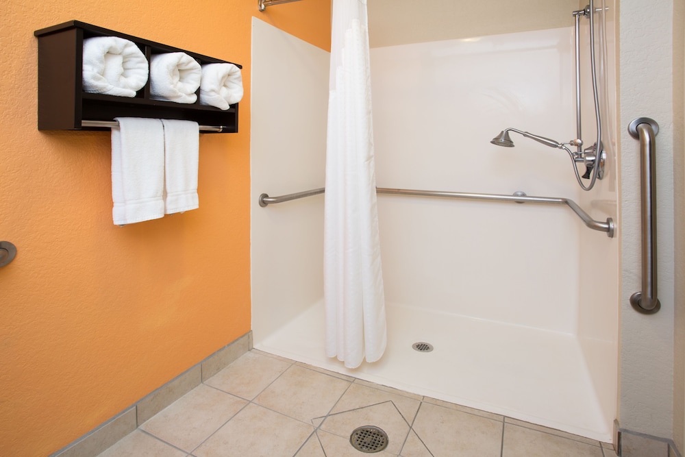 Room, 2 Queen Beds, Roll-in Shower (Communications Accessible) - Photo 3