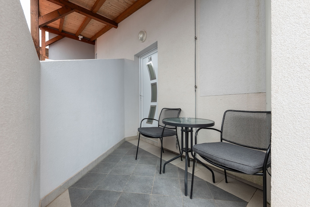 Room Standard with pool view for 2