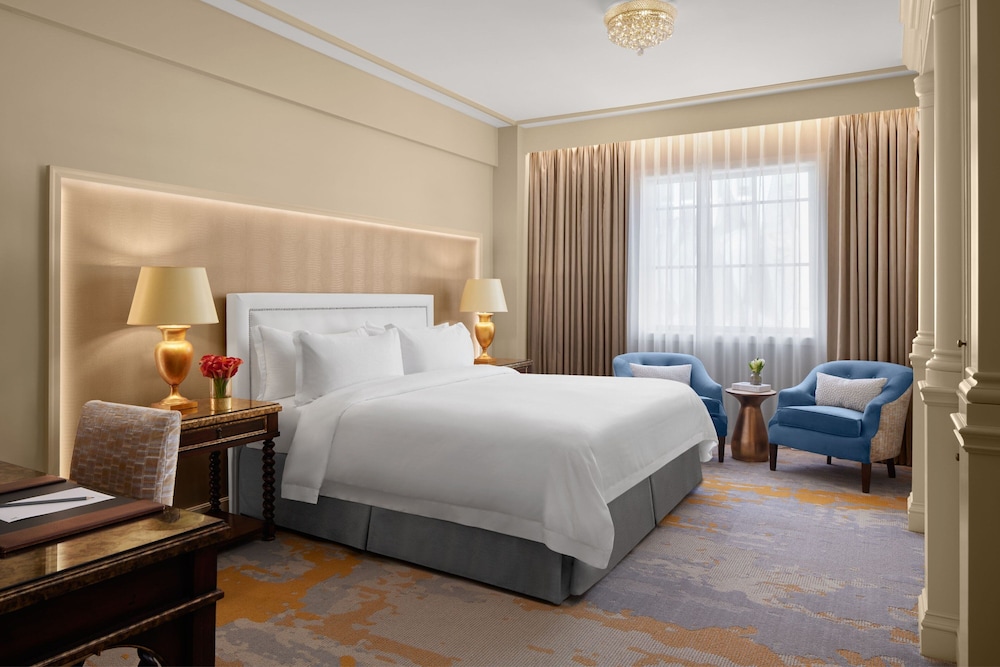 Suite, 1 King Bed (Mobility/Hearing Access, Roll-In Shwr)