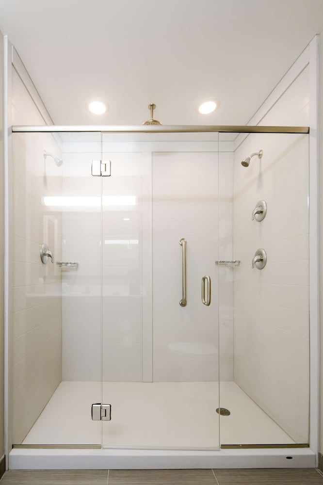 One King Bed with Shower - Photo 3