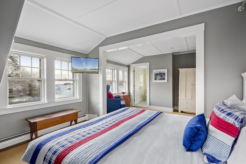Outer Harbor View Suite (1, 3, 5, 7)