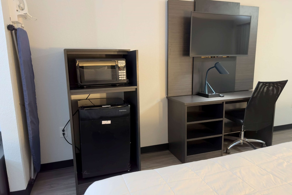 Room, 1 King Bed, Accessible, Bathtub - Photo 3