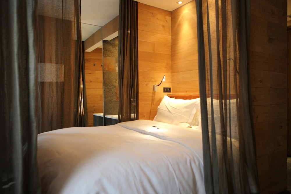 2 Rooms - Same Floor: Intuition Et Sensation