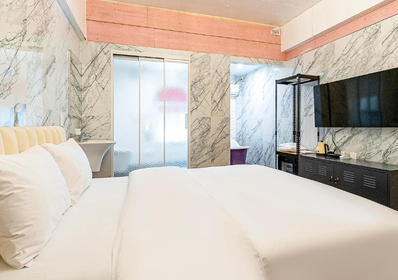 Royal Queen Room - Photo 10