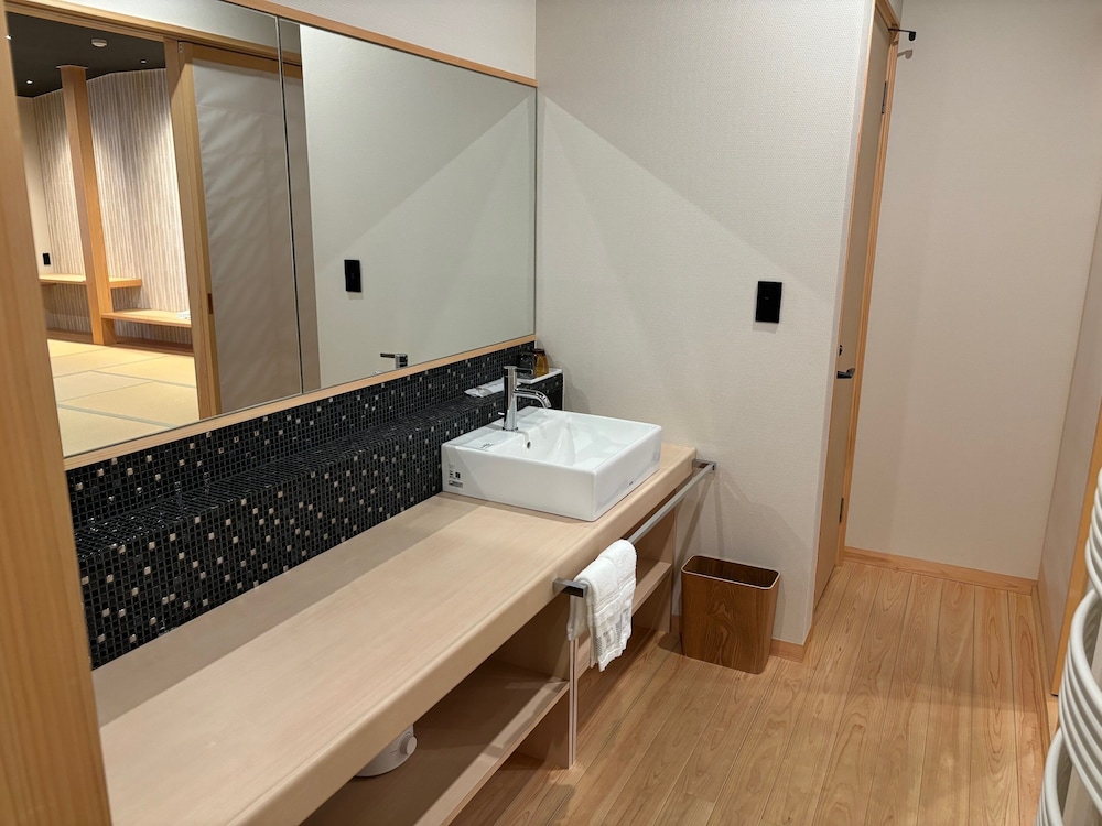 Large Modern Japanese Style Room with Futon, Non Smoking photo 3